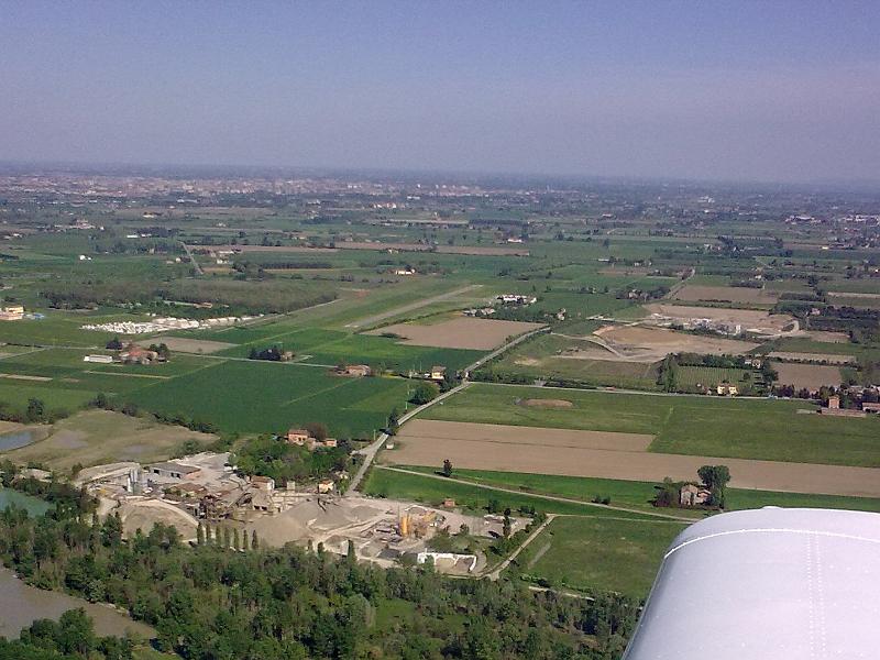 22042009072.jpg - L'aeroporto di Modena Marzaglia LIPM