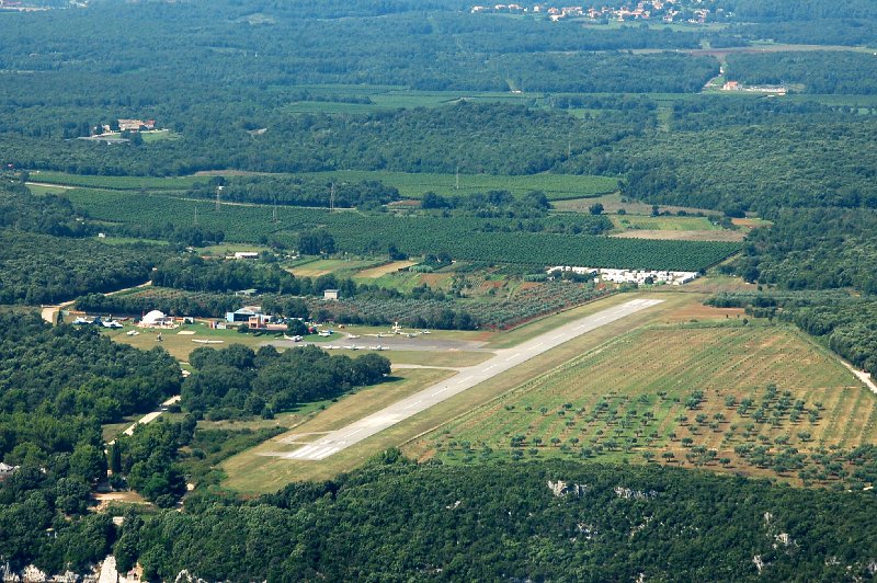 DSC_3408.JPG - LDPV Vrsar Airport sottovento 18