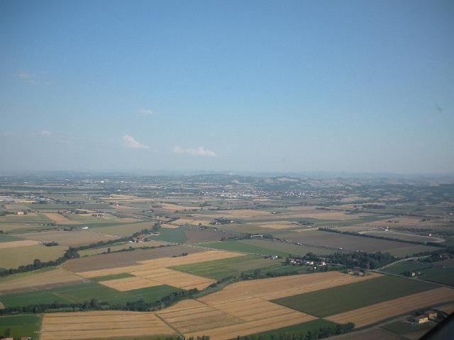 DSCN2581.JPG - Sullo sfonfo Imola